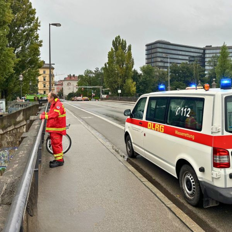 Wasserretter mit Wassernotfahrzeug der DLRG München-Mitte im Einsatz auf der Münchner Corneliusbrücke