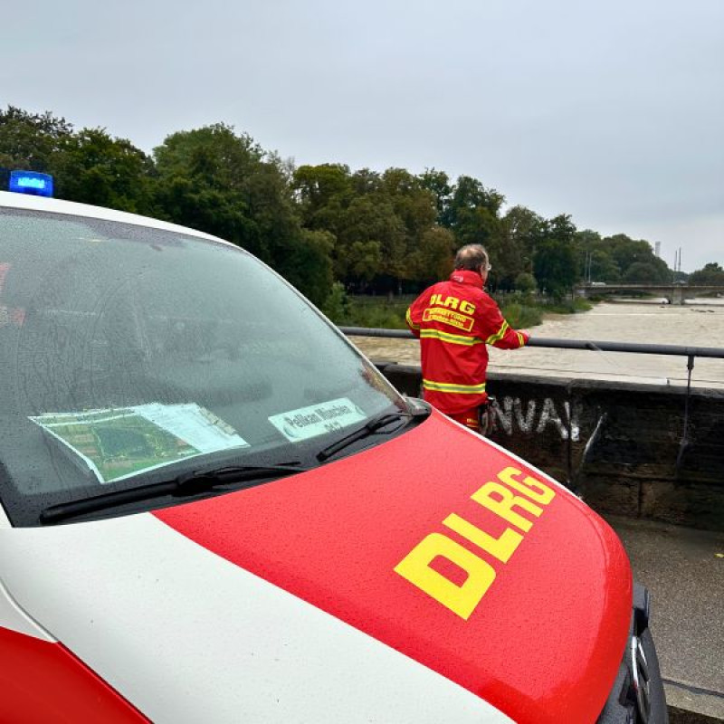 Wasserretter der DLRG München-Mitte mit Einsatzfahrzeug an der Isar (Symbolbild)