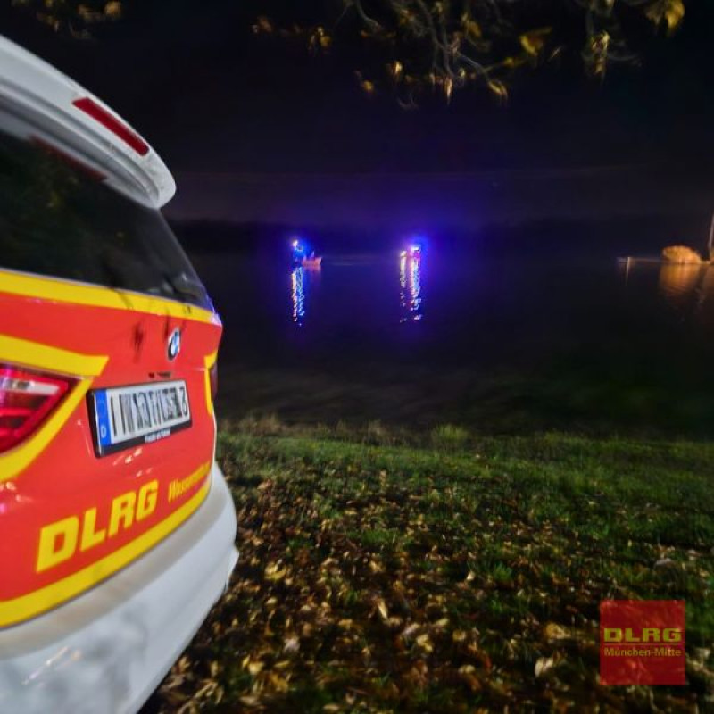 Kommandowagen der DLRG München-Mitte am Feringasee mit Motorrettungsbooten auf dem Wasser