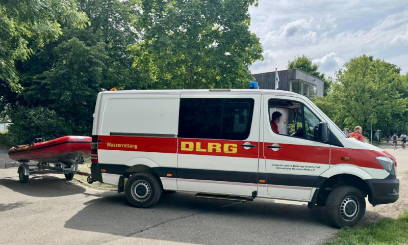 Wassernotfahrzeug der DLRG München-Mitte mit Motorrettungsboot der DLRG Oberschleißheim 
