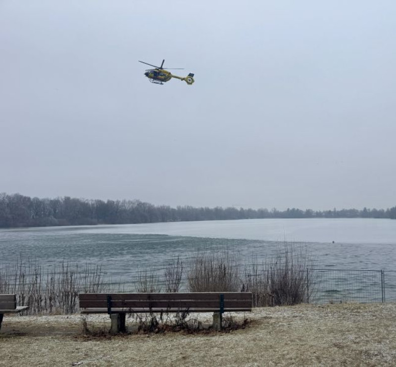 Rettungshubschrauber Christoph I im Anflug auf den Fasaneriesee